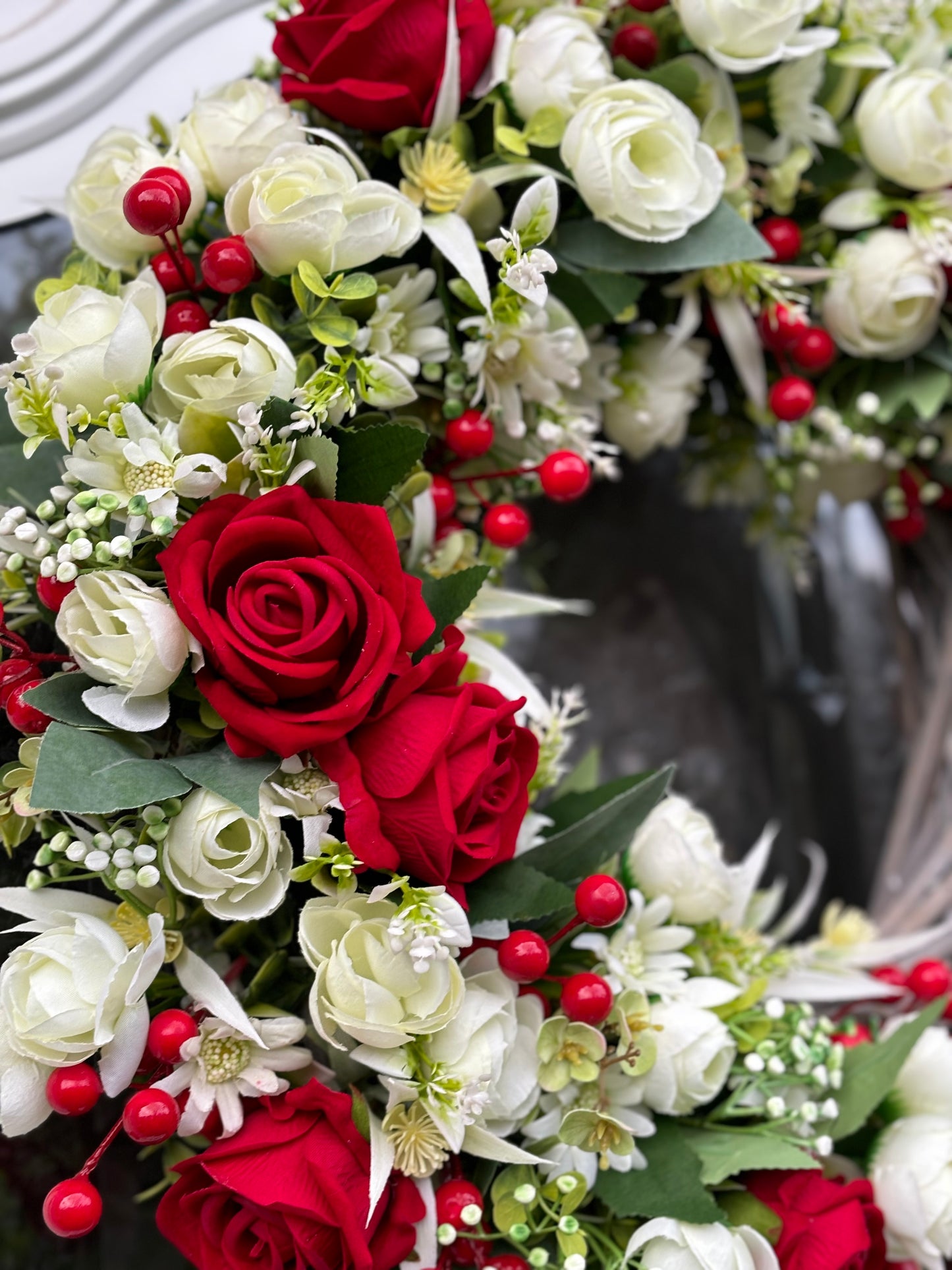 WICKER BASE RED/IVORY ROSE WREATH