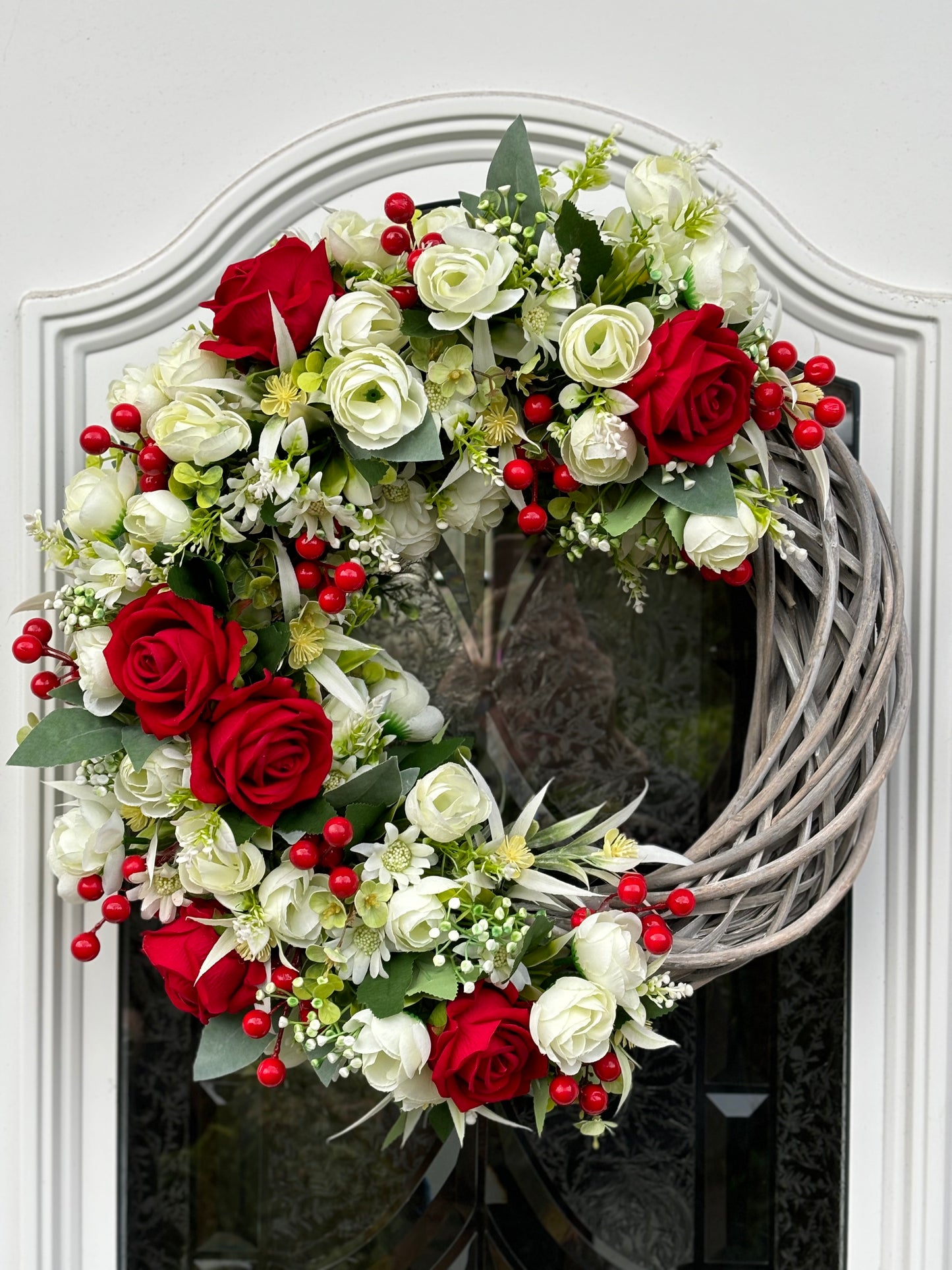 WICKER BASE RED/IVORY ROSE WREATH