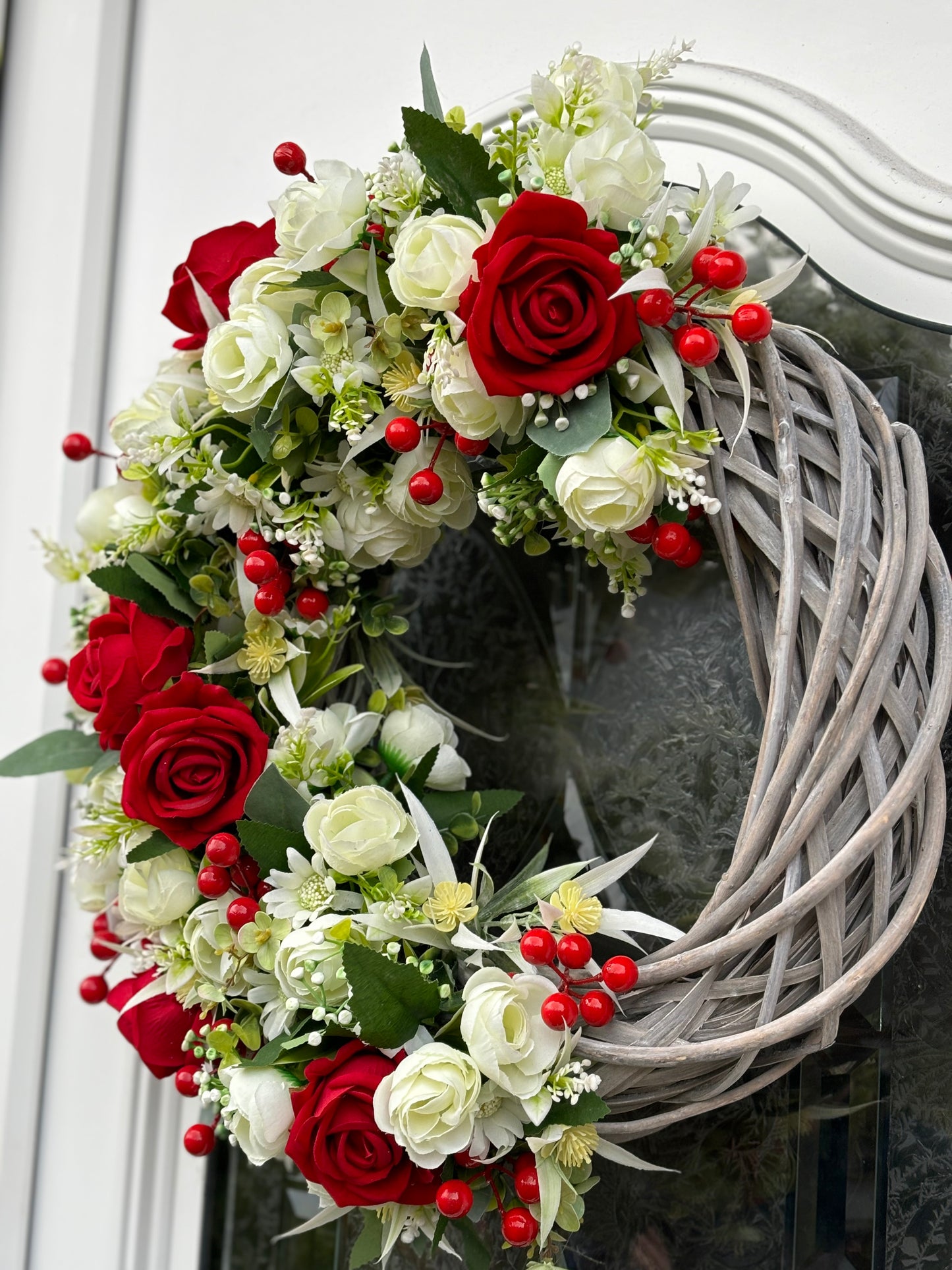 WICKER BASE RED/IVORY ROSE WREATH